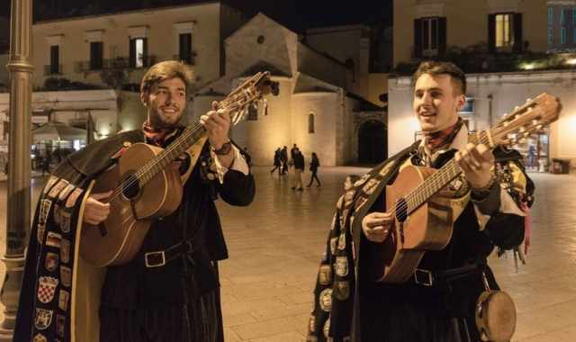 Mantelli, stemmi e chitarre: a Bari due studenti spagnoli mettono in scena la ''Tuna''